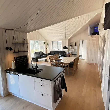 8 Person In Vaeggerlose Ferienhaus Bøtø By
